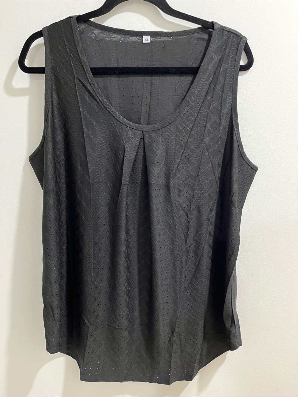 NWOT Women’s Black Tank XL Sleeveless Eyelet Pattern Stretch Pleat Summer Layer